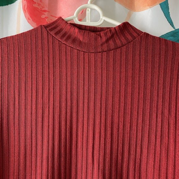 Deep red high neck fitted top - Picture 3 of 3